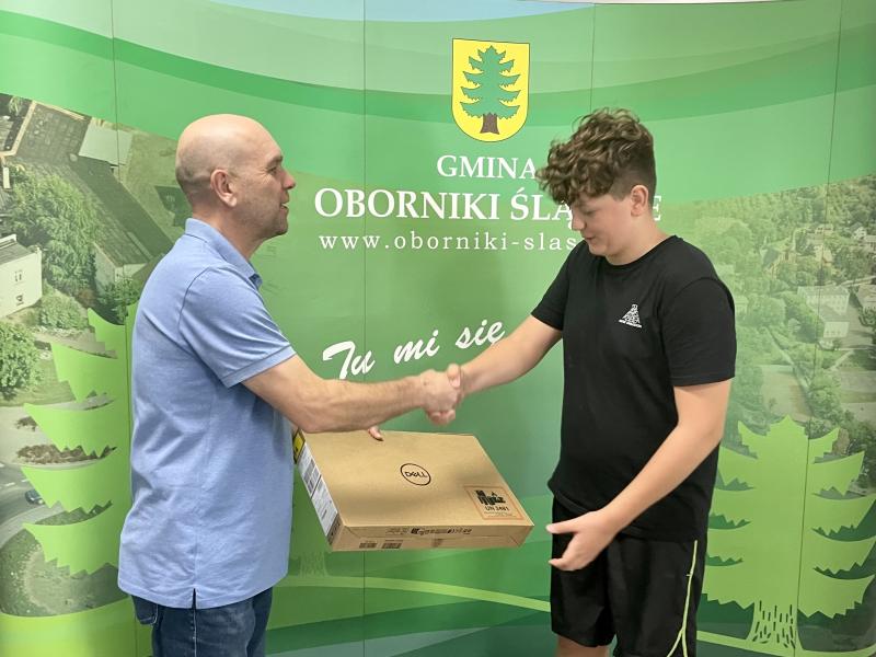 granty pgr Burmistrz Arkadiusz Poprawa przekazuje laptopa