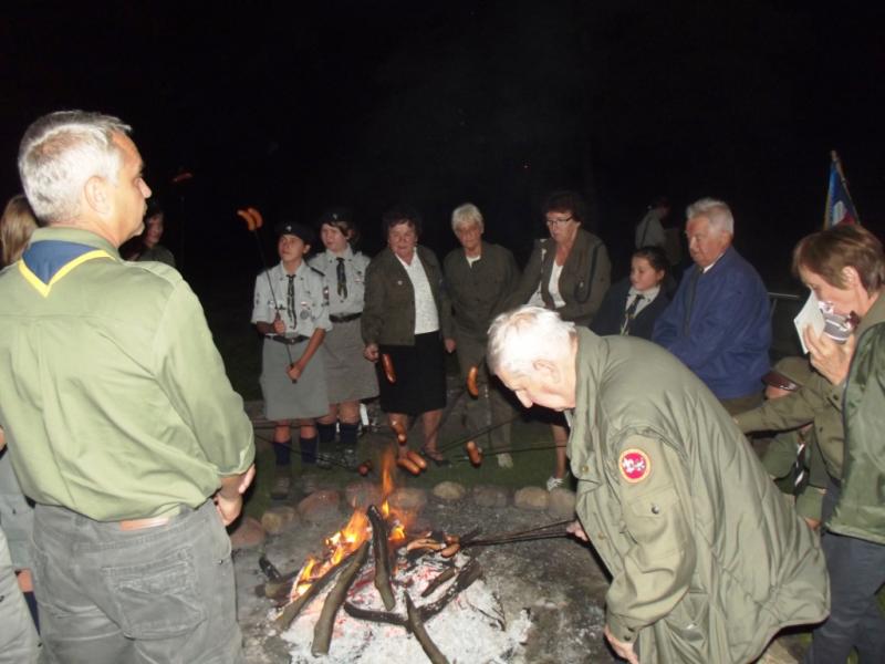 Płonie ognisko i szumią knieje