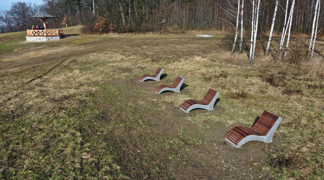 Widok altany na Grzybku wraz z leżakami